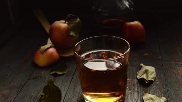 Un vaso de vinagre de sidra de manzana y composición de fruta de manzana. — Vídeos de Stock