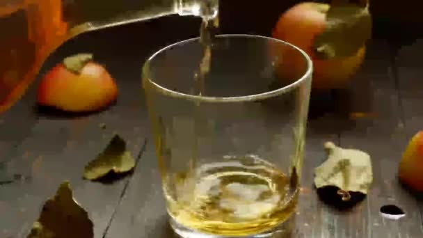 Яблучний оцет наливають з деканатора в склянку . — стокове відео