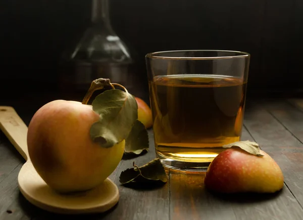 Composición Frutas Vegetarianas Vaso Con Vinagre Sidra Manzana Una Manzana — Foto de Stock