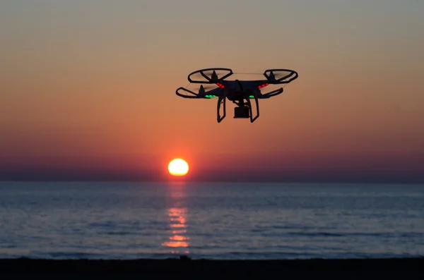 Flying drone z kamery na niebo o zachodzie słońca — Zdjęcie stockowe