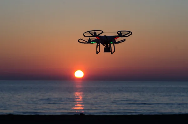 Drone volador con cámara en el cielo al atardecer — Foto de Stock