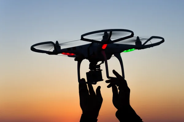 Drone volador con cámara en el cielo al atardecer — Foto de Stock
