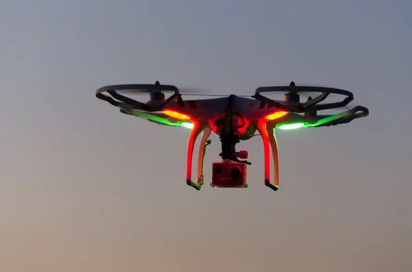 Drone volador con cámara en el cielo al atardecer — Foto de Stock