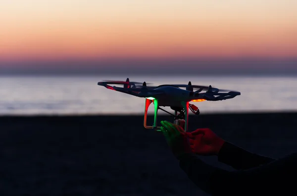 Fliegende Drohne mit Kamera am Himmel bei Sonnenuntergang — Stockfoto