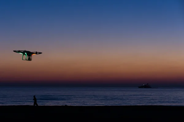 Drone volador con cámara en el cielo al atardecer — Foto de Stock