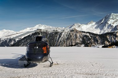 Dağ kurtarma helikopteri uçuş