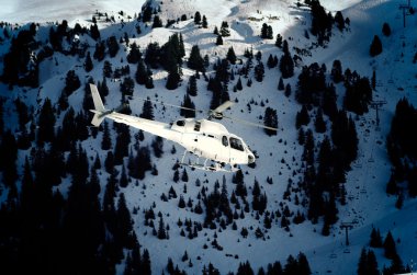 Dağ kurtarma helikopteri uçuş