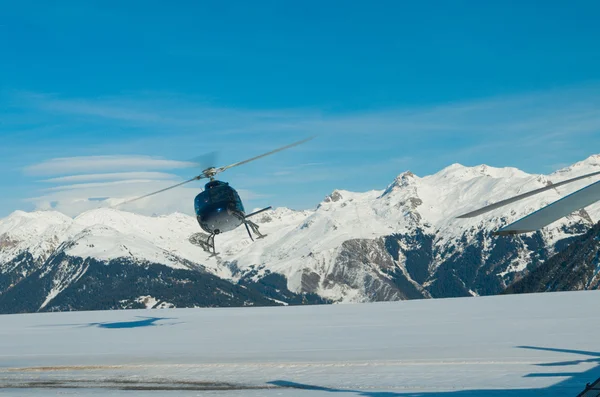 Elicottero soccorso alpino in volo — Foto Stock