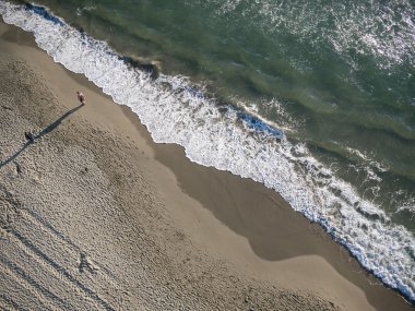 Kumlu plajlı bir deniz manzarasının havadan görünümü