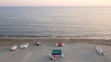 Versilia, 20 km kıyı şeridi Toskana bölgesindeki bazı özel plajları havadan görünümü