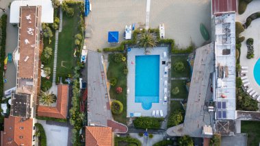 Forte dei marmi lüks resort, İtalya içinde Yüzme Havuzu ve özel plaj havadan görünümü
