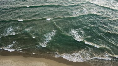Gün batımında tirrene denizinin küçük uçağından havadan görüntü alındı
