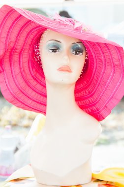 pembe şapka manken