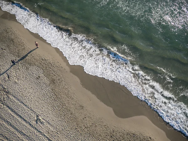 Kumlu plajlı bir deniz manzarasının havadan görünümü
