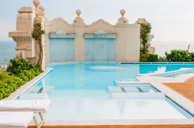 Otel yüzme havuzu, İtalya