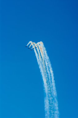 mavi gökyüzünde fomation uçaklar