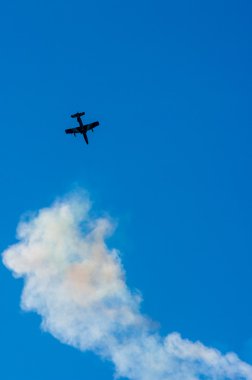 Heyecan verici bir hava gösterisi ekranda duman dolu gökyüzü