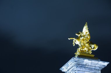 Ünlü Alexandre Iii Köprüsü'nün mimari detayları. Coşkulu Art Nouveau lambaları, melekleri, perileri ve kanatlı atlarıyla köprü 1896 ve 1900 yılları arasında inşa edilmiştir. Paris, Fransa.