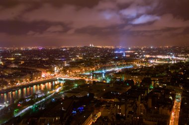 Hava gece görünümü Paris şehri ve Seine Nehri'nin üst kısmında Eyfel Kulesi vurdu