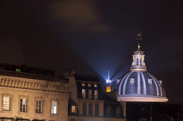 Detail Dómu Francouzského Institutu Paříži Eiffelovou Věží Pozadí — Stock fotografie