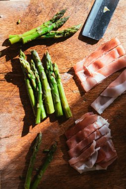 Adım adım yumurta sarısı, krema, parmesan, brisee makarna, benek ve kuşkonmazla yapılan kuşkonmazlı tart ve kuşkonmazın tarifi. Pişmiş ve servis edilmiş, üst görünüm, düz kompozisyon