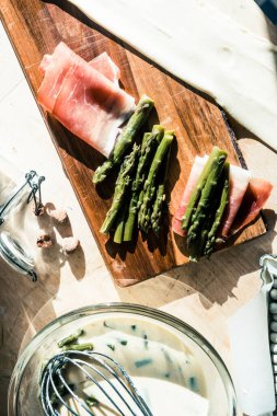 Adım adım yumurta sarısı, krema, parmesan, brisee makarna, benek ve kuşkonmazla yapılan kuşkonmazlı tart ve kuşkonmazın tarifi. Pişmiş ve servis edilmiş, üst görünüm, düz kompozisyon