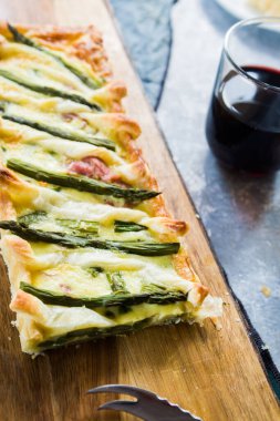 Adım adım yumurta sarısı, krema, parmesan, brisee makarna, benek ve kuşkonmazla yapılan kuşkonmazlı tart ve kuşkonmazın tarifi. Pişmiş ve servis edilmiş, üst görünüm, düz kompozisyon
