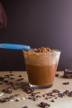 Dev çikolatalı mus kabı, süt, siyah çikolatalı mus büyük cam bir tencerede.,