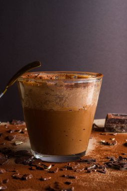 Dev çikolatalı mus kabı, süt, siyah çikolatalı mus büyük cam bir tencerede.,