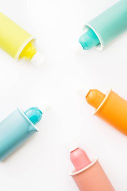 Renkli kase ve kavanoz, pantone, renkli nesneler beyaz arka planda, yumurta taşıyıcısı, ve plastik kapta farklı renkte boya, üst görünüm, düz kaplama, duvar kağıdı tipi reklam tarzı.