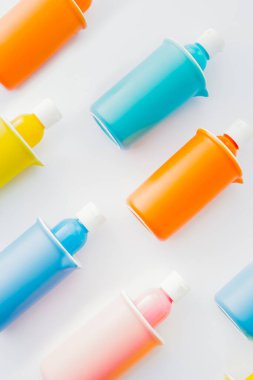 Renkli kase ve kavanoz, pantone, renkli nesneler beyaz arka planda, yumurta taşıyıcısı, ve plastik kapta farklı renkte boya, üst görünüm, düz kaplama, duvar kağıdı tipi reklam tarzı.