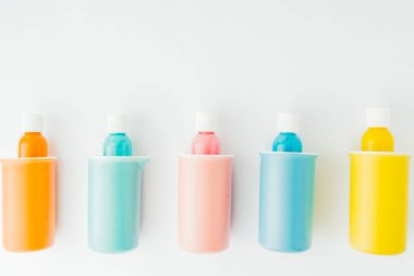 Renkli kase ve kavanoz, pantone, renkli nesneler beyaz arka planda, yumurta taşıyıcısı, ve plastik kapta farklı renkte boya, üst görünüm, düz kaplama, duvar kağıdı tipi reklam tarzı.