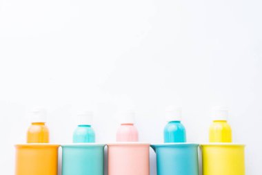 Renkli kase ve kavanoz, pantone, renkli nesneler beyaz arka planda, yumurta taşıyıcısı, ve plastik kapta farklı renkte boya, üst görünüm, düz kaplama, duvar kağıdı tipi reklam tarzı.