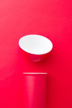 Renkli kase tonu, kırmızı arkaplan, üst görünüm, düz döşeme, duvar kâğıdı tipi reklam tarzı renkli ögeler.