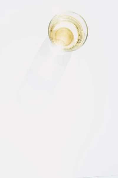 Kreatives Foto Eines Einfachen Klaren Weinglases Auf Weißem Hintergrund Mit — Stockfoto