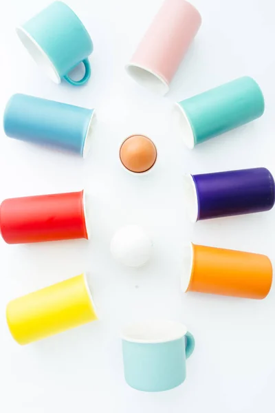 Farbige Schale Und Gefäß Farbige Gegenstände Auf Weißem Hintergrund Eierbecher — Stockfoto