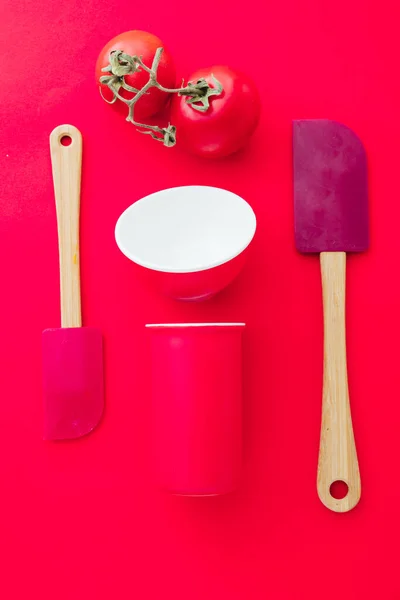 Rote Schale Erdbeeren Roter Spachtel Farbige Gegenstände Auf Rotem Hintergrund — Stockfoto