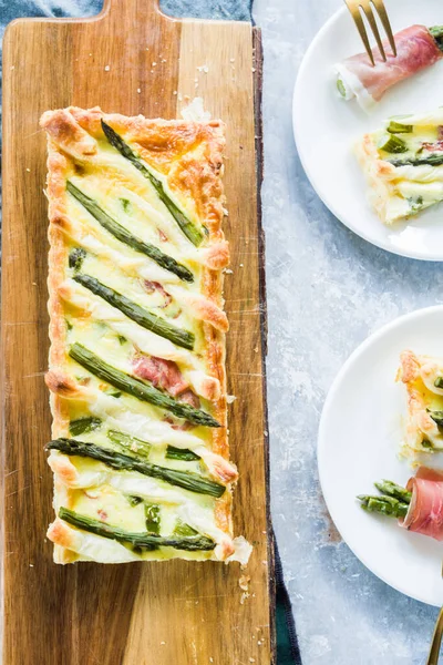 Schritt Für Schritt Rezept Zubereitung Einer Spargel Speck Torte Mit lizenzfreie Stockfotos