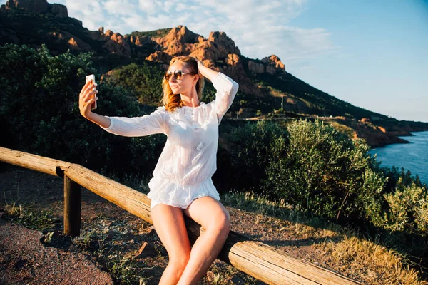 Photo Joyful Caucasian Woman Taking Selfie Photo Beautiful Landscape Fabolous Stock Image