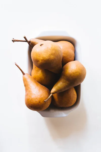 Pêras Castanhas Frescas Sobre Filho Fundo Branco Imagem De Stock