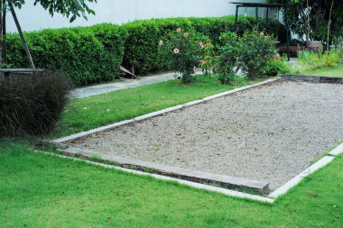 Bahçesinde Petanque kortu olan çimlerin manzarası.