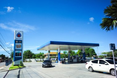 Ratchaburi, Tayland: 29 Mayıs 2021 - PTT benzin istasyonunun dış görünüşü
