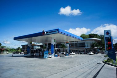 Ratchaburi, Tayland: 29 Mayıs 2021 - PTT benzin istasyonunun dış cephesi ticari binalar ve mavi gökyüzü
