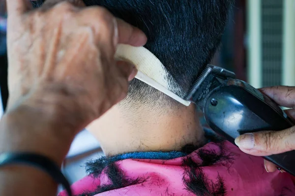 Gros Plan Mains Coiffeur Vue Arrière Homme Ayant Une Coupe — Photo