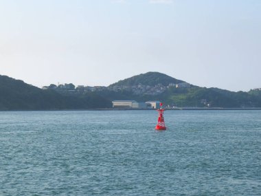 Güvenlik göstergesi olarak kırmızı şamandıra denizde yüzüyor.