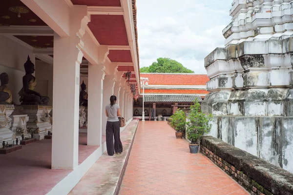 Vista Trasera Del Turista Femenino Caminando Cerca Antigua Pagoda Las — Foto de Stock
