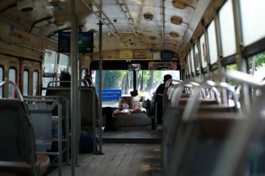 Bangkok, Tayland: 26 Ekim 2025: Bangkok 'taki geleneksel halk otobüsünde sürücü ve yolcu görüntüsü