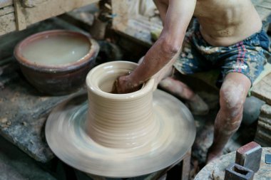 İşçi eliyle dönen tepside kil çalışmasına özen göster.