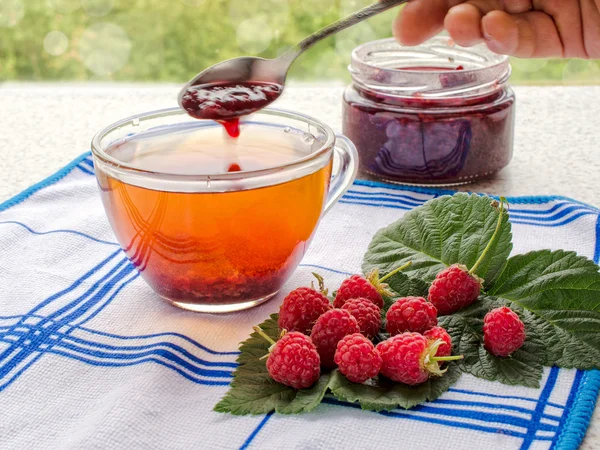 Chá com geléia de framboesa e framboesas frescas — Fotografia de Stock