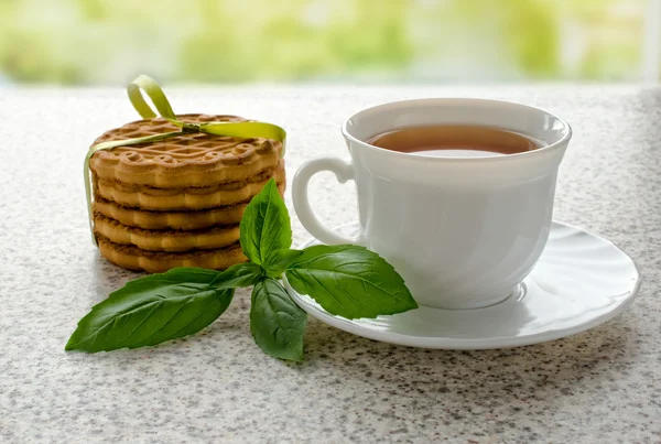 Zwarte thee en koekjes — Stockfoto